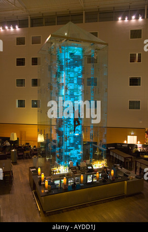 Radisson SAS Hotel London Stansted Airport Essex Europa s nur Wine Tower mit fliegenden Engeln Akrobaten Stockfoto