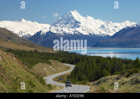 Auto auf der Straße nach Aoraki Mount Cook Mackenzie Country South Canterbury Südinsel Neuseeland Stockfoto