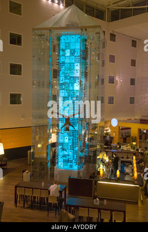 Radisson SAS Hotel London Stansted Airport Essex Europa s nur Wine Tower mit fliegenden Engeln Akrobaten Stockfoto