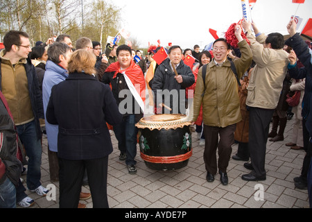 Pro Beijing 2008 Olympic Games-Fans, eine große traditionelle Trommel zu spielen. Protestieren gegen die tibetische Freiheit-Befürworter. Stockfoto