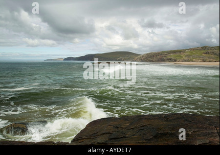 Wellen, die gegen einen Felsvorsprung in Sandwood Bay, Sutherland, Schottland, Großbritannien Stockfoto