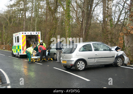 Ein Verkehrsunfall auf einer vereisten Landstraße bei Llanilar Ceredigion Wales UK Polizei und Krankenwagen in Anwesenheit Stockfoto