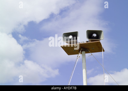 Lautsprecher an einem Mast mit Himmel im Hintergrund auf einer fete Stockfoto