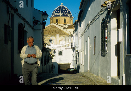 Straßenszene mit Kachel-Spitze Kirche, Altea, Alicante, Costa Blanca, Spanien Stockfoto