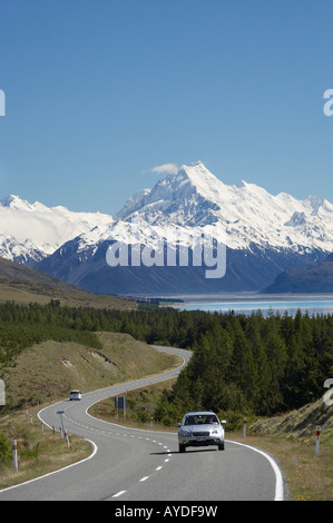 Autos auf der Straße nach Aoraki Mount Cook Mackenzie Country South Canterbury Südinsel Neuseeland Stockfoto