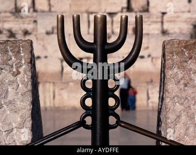 Jerusalems Altstadt Klagemauer Detail in Form von Menorah-Vater und Sohn beten an der Wand Stockfoto