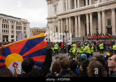 Pro Tibet Beijing 2008 Olympic Torch Relay Demonstranten außen St. Pauls-Kirche Stockfoto