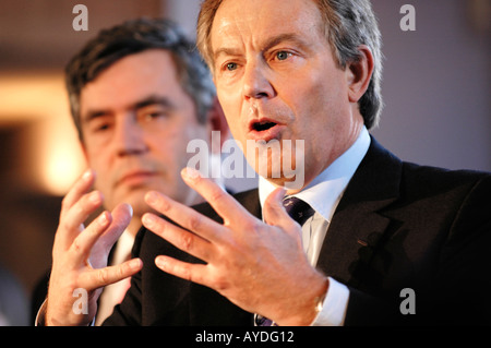 Gordon Brown beobachtete Tony Blair bei einem Labour Party Wahl Rally in South Wales UK sprechen Stockfoto