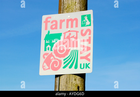 FARMSTAY UK anmelden Telegrafenmast in der Nähe von Sennybridge Powys Wales UK Stockfoto