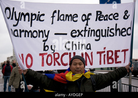 Ein Pro Tibet Peking 2008 Olympische Fackel Demonstrant tragen ein großes Banner Stockfoto