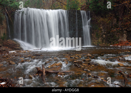 Hoggs Falls Wasserfälle am Fluss Niagara Escarpment Boyne Ontario während eines Schneefalls Stockfoto