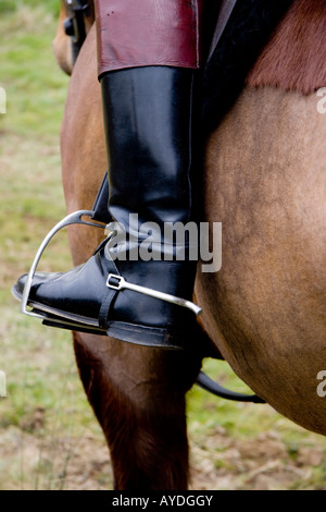 Nahaufnahme von Pferd, Steigbügel und Reitstiefel Stockfoto