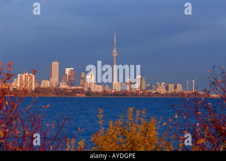 Toronto Skyline der Stadt bei Sonnenuntergang mit dunklen Gewitterwolken vom Humber Bay Lake Ontario Stockfoto