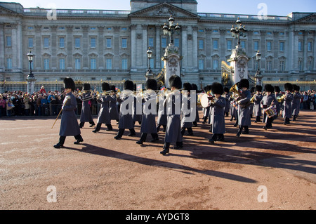 Guards band verlassen Buckingham Palast nach der Wachablösung und marschieren zurück nach Wellington Barracks in London Stockfoto