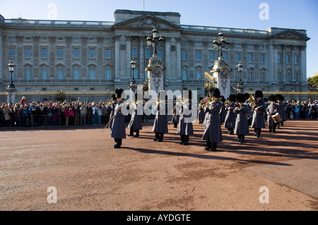 Guards band verlassen Buckingham Palast nach der Wachablösung und marschieren zurück nach Wellington Barracks in London Stockfoto