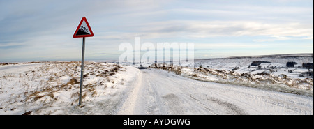 North Yorkshire Moors Nationalpark - Straße im Winter über Danby Dale mit Schnee bedeckt. Stockfoto