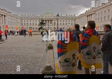 Pro-Tibet-Peking 2008 Olympische Fackel Demonstranten im Somerset House. Stockfoto