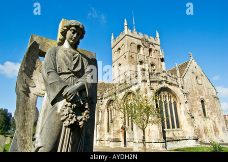 Geflügelte Engel auf dem Friedhof der St. Johns normannischen Kirche in Devizes Wiltshire England UK EU Stockfoto