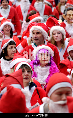 Mehr als 4000 Menschen aller Altersgruppen für die jährlichen Charity-Santa Fun Run in Newtown Powys Wales UK als Weihnachtsmann verkleidet Stockfoto