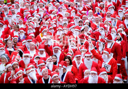 Mehr als 4000 Menschen aller Altersgruppen für die jährlichen Charity-Santa Fun Run in Newtown Powys Wales UK als Weihnachtsmann verkleidet Stockfoto