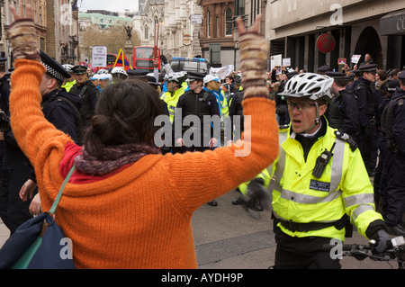 Polizist schrie ein Pro Tibet Beijing 2008 Olympic Torch Relay Demonstrant Stockfoto