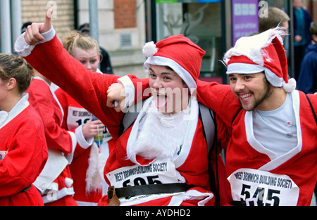 Mehr als 4000 Menschen aller Altersgruppen für die jährlichen Charity-Santa Fun Run in Newtown Powys Wales UK als Weihnachtsmann verkleidet Stockfoto