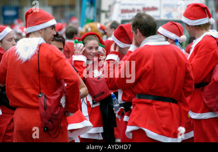 Mehr als 4000 Menschen aller Altersgruppen für die jährlichen Charity-Santa Fun Run in Newtown Powys Wales UK als Weihnachtsmann verkleidet Stockfoto