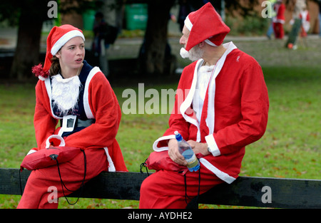 Mehr als 4000 Menschen aller Altersgruppen für die jährlichen Charity-Santa Fun Run in Newtown Powys Wales UK als Weihnachtsmann verkleidet Stockfoto