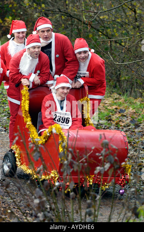 Mehr als 4000 Menschen aller Altersgruppen für die jährlichen Charity-Santa Fun Run in Newtown Powys Wales UK als Weihnachtsmann verkleidet Stockfoto