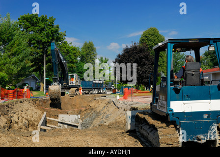 Straße Bauarbeiter bespricht Kanalisation Aushub und Reparatur mit Bulldozer und Bagger Ottawa Stockfoto