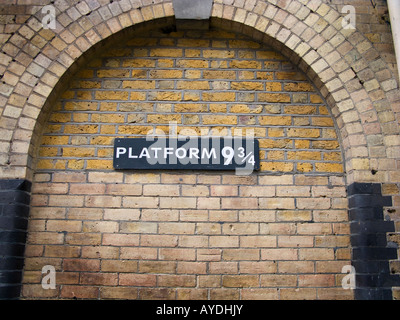 Plattform neun und drei Viertel in London Kings Cross Station, wie J.k K. Rowling Harry Potter Reihe Bücher. Stockfoto