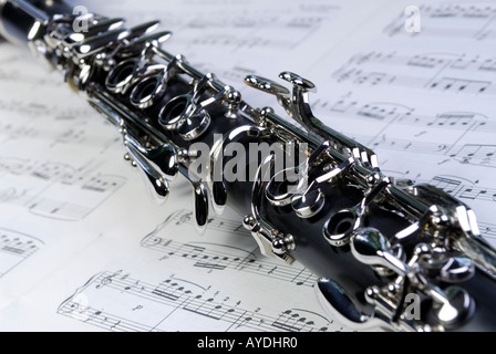 Nahaufnahme von Boehm Klarinette Versilberungen auf ein Notenblatt Stockfoto