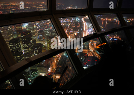 Nachtansicht der Innenstadt von Toronto-Hochhaus-Türme aus den CN Tower Skypod-Fenstern Stockfoto