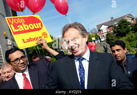 Premierminister Tony Blair MP Ankunft bei einer Labour Party Wahl Rally in South Wales UK umgeben von asiatischen Fans Stockfoto