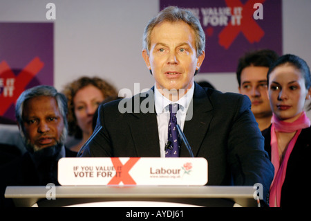 Premierminister Tony Blair Adressierung eine Labour Party Wahl Rallye umgeben von Anhängern in South Wales UK Stockfoto