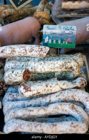 Saucisson auf einem typischen französischen Markt zum Verkauf. Stockfoto