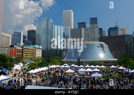 Geschmack von Toronto outdoor-Food Festival im Unterhaltungsviertel zwischen Metro Rathausplatz und Roy Thompson Hall mit Innenstadt Hochhaus-Türme Stockfoto