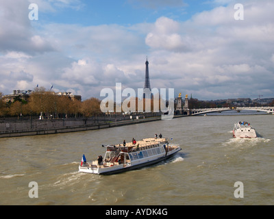 Seineufer mit Touristenbooten Paris Frankreich Bild aufgenommen im April Frühling