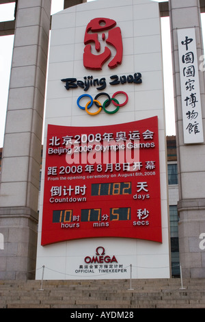 OMEGA Zeitmesser Countdown zu den Olympischen Spielen 2008 in Peking auf dem Tiananmen-Platz Stockfoto