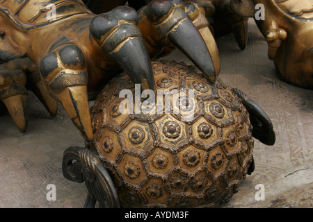 Nahaufnahme des Bronze-Löwen Tatze auf Kugel in der verbotenen Stadt in Peking China Stockfoto