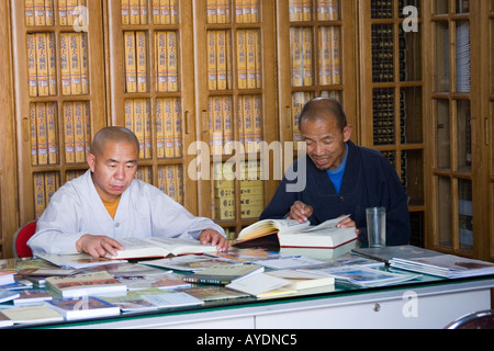 Zwei chinesische buddhistische Mönche Studium in einer Bibliothek in ein Kloster in Xian China Stockfoto