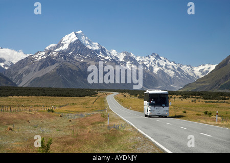 Reisebus unterwegs nach Aoraki Mount Cook Mackenzie Country South Canterbury Südinsel Neuseeland Stockfoto