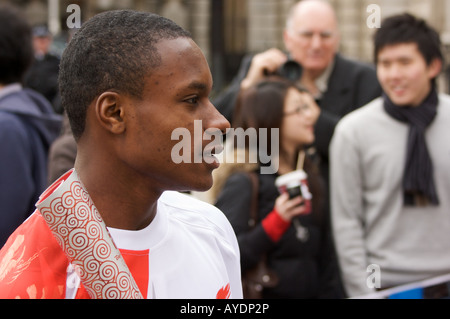 Beijing 2008 Olympische Fackel Träger im Somerset House mit Zuschauern im Hintergrund. Stockfoto