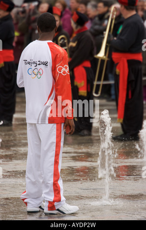 Beijing 2008 Olympische Fackel Träger im Somerset House mit einer Blaskapelle und Brunnen im Hintergrund. Stockfoto