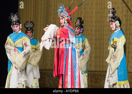 Einige Schauspielerinnen singen auf der Bühne an der Peking-Oper in Peking Stockfoto