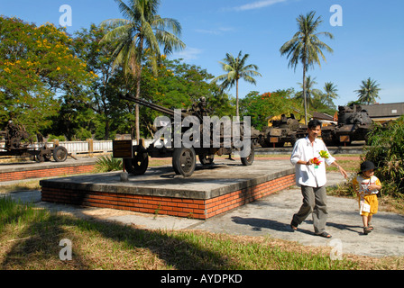 Militär-Museum zeigt US und sowjetische Waffen und Panzer Stadt von Hue, Vietnam Stockfoto