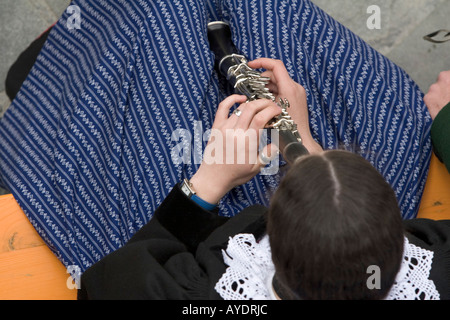 Junge Frau, die Klarinette in Tiroler Tracht gekleidet Stockfoto