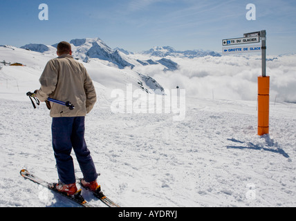 Skifahrer auf der Piste Wahl Richtungen In La Plagne französische Alpen Frankreich Europa Stockfoto