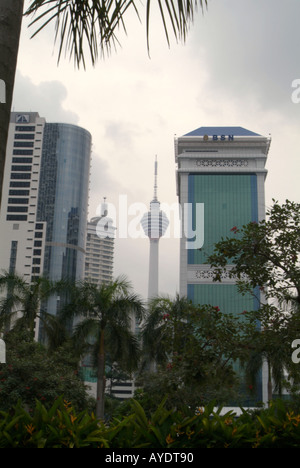 KL Tower Menara Kuala Lumpur- oder KL Tower - thront oben auf Bukit Nanas und steigt bis zu einer Höhe von 421m (1403 ft); ein höchst visi Stockfoto