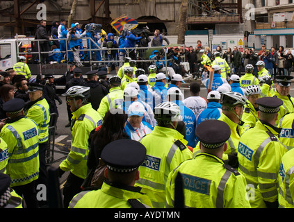 Beijing 2008 Olympische Fackel Träger von Polizisten umgeben Stockfoto